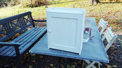pieni valkoinen seinkaappi