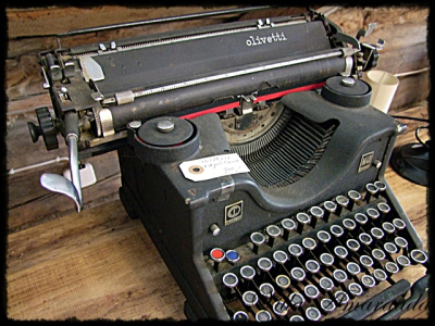 vanha Olivetti-kirjoituskone